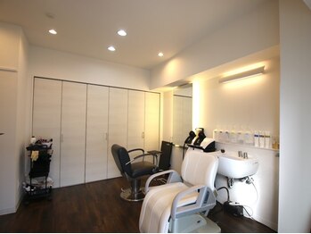 イーズ スペリア クォリティ ヘアー(EASE SUPERIOR QUALITY HAIR)の写真/会話も沈黙も心地よく。誰にも邪魔されない落ち着いた空間でカウンセリングからフィニッシュまで担当。