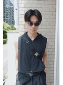モードでタイトなメンズセンターパート
