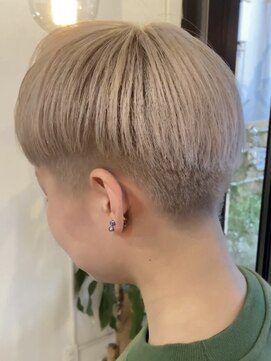 アオゾラヘアー フジサキグウ(AOZORA HAIR FUJISAKIGU) 刈り上げ女子 ホワイトベージュ マッシュショート 2ブロック