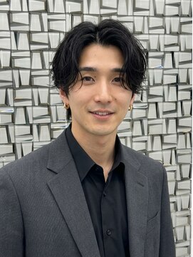 ウィーニード 名古屋(WENEED) 波打ちセンターパート/韓国風ビジネススタイル