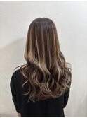 ショートボブ　ニュアンスカラー　センターパート