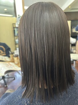 イブヘアー(eve. Hair) アッシュベージュ×切りっぱなしボブ