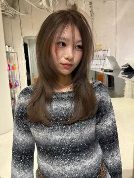 エイチ(811) アンブレラカラーミディアムヘアショートカットセミロング50代