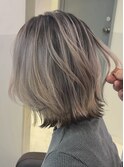 グレージュのシャドールーツにブラックのエンドカラー