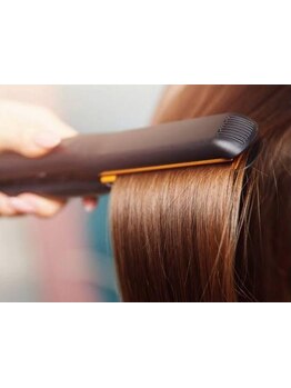 ヘアケアも徹底した縮毛矯正で、気になるダメージへの不安・クセや広がりの悩みをしっかり解消◎
