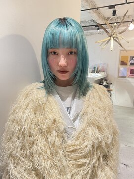 ルーム(Loom.) ブリーチダブルカラーブルー顔周りカット