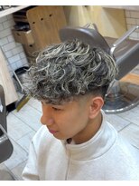 グルーマーズトウキョウ(GROOMER/S TOKYO)&nbsp;スペインカール　ハイライト　フェード　海外風　メンズパーマ
