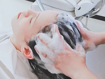 マヴィ(mavie)の写真/【極上の癒しスパ☆】シャンプー技術を磨き上げたスタイリストの癒しのヘッドスパ。頭皮ケアにも効果的◎