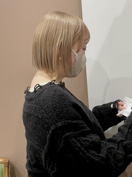 インビテーション 名古屋(invitation) ミルキーベージュ、切りっぱなしパッツンボブ