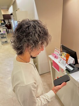 エヌアンドエーコンティ(N&A CONTi) 強めのパーマとハイトーンで魅力◎マッシュウルフ