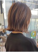 大人の抜け感外ハネ切りっぱなしボブベージュ