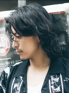 大人の波巻きスパイラルパーマミディアムロングメンズカットヘア