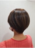 ハイライトで立体感と、動きをプラスしたショートボブ