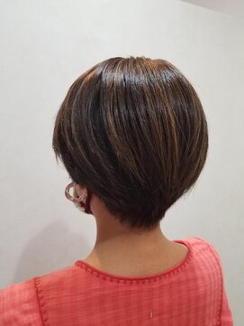 ネリネ きてみてまつど通り店(Nerine) ハイライトで立体感と、動きをプラスしたショートボブ