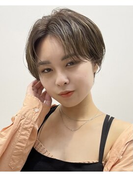 イヴォークトーキョーオーサカ(EVOKE TOKYO osaka) センターパート×抜け感ショート