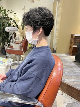 コンビネーション(combination) くせ毛を活かしたパーマ風ショートカット  襟足浮きカバーカット