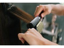 丁寧なアイロンワークでしっかりクセを伸ばしていきます。