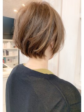 キャアリー(Caary) 福山市 イルミナカラー人気ハイライト丸みショートヘアcaary