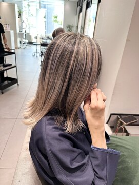 ステア ケース(stair case) ホワイトラベンダーベージュ　バレイヤージュ　ハイライト