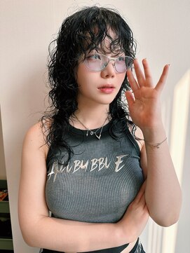 ホロ(hollo) ウルフパーマミディアムレイヤーパーマ黒髪ウルフパーマ