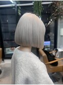 ホワイトブロンド/前下がりボブ