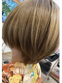 ショートボブ　ベージュカラー