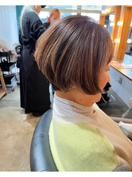 ビハインドザカーテン(BEHIND THE CURTAIN) ショートボブ×白髪ぼかし×レイヤーショートボブ×くせ毛活かし