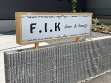 エフアイケー ヘア アンド ビューティ(F.I.K hair&beauty)の雰囲気（駐車場横の看板です♪）