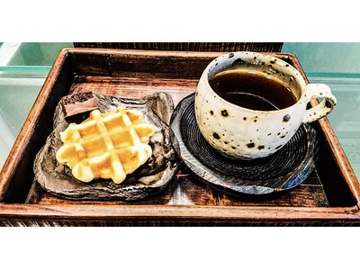 コーヒーカップにたっぷりコーヒーを注いで、自慢のお菓子も♪