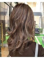 アンレーブ(UNREVE) ハイライトで動きのある工夫を