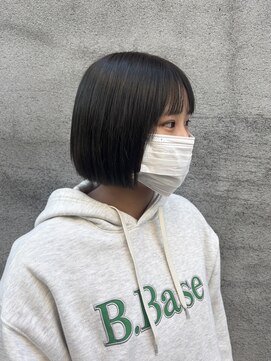 オリーブグレージュ × パツっとボブ