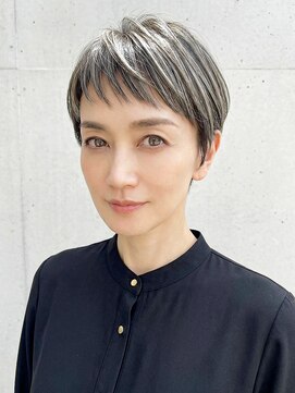 「セシルカット」で表情輝く。白髪を活かす洗練ベリーショート