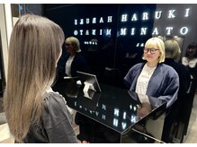 受付とカルテ記入[馬車道/日本大通り/ショート/髪質改善/メンズ/ショート/縮毛矯正/白髪ぼかし/ハイライト]