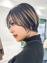 ノラ ウメダ(NORA UMEDA)&nbsp;ショートボブアンブレラカラーハイライトホワイトブロンド