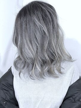 ブレイズヘアー(BLAZEhair) 【他店修正】ホワイトシルバーバレイヤージュ×ブリーチ2回