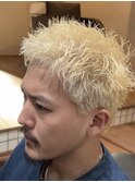 金髪スパイキーショート