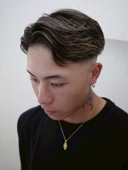 “ハイライト×パーマ”でトレンドを取り入れた立体感のあるスタイルに！セットのポイントも伝授◎