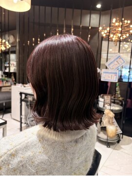 艶ワインレッド×外ハネミディ