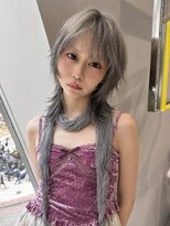 ノラ シンディ(NORA CYNDY) ブリーチハイトーンブルーグレーカラーミディアムハッシュカット