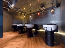 men's salon ANDREY表参道 メンズサロン/メンズカット/メンズパーマ/眉毛/MEN'Sの雰囲気（広い空間のとフルフラットなシャンプー台[men's/センターパート]）