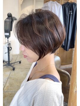 ボタニカル(BOTANICAL) 大人可愛い斜めバングひし形ショートカットモカブラウン