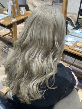 マーレ(MARLE./) 白っぽアッシュブロンド