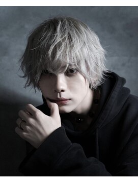 シン(syn) アッシュカラー　ウェーブヘア　メンズニ