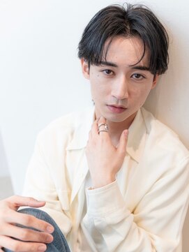 イオ 本厚木(io) 波巻きパーマセンターパート束感アッシュブラックコンマヘア