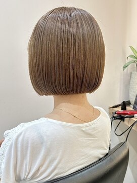 ヒビヲ(HIBIO) ワンブリーチダブルカラーハイトーンショート切りっぱなしボブ