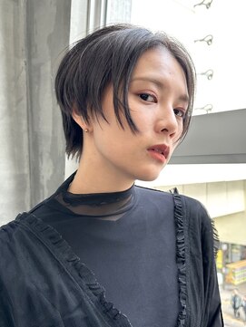 ローリー(Rowlly) ＃センターパート＃前下がりショート