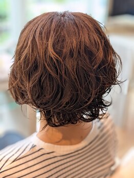 髪に優しい薬剤使用でダメージを抑えつつ、モチも良く、手触りの良いふんわり柔らかパーマが手に入ります♪