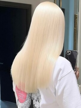 イル(iLe.) ブロンド/抜きっぱなしブリーチカラー/ウルフカット/レイヤー