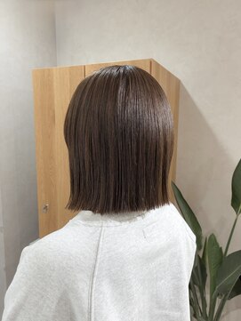 ハイヴィー(Hivi) ぱつっとボブ×ナチュラルベージュ