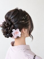 モザミ(MOZAMI)&nbsp;振袖姿を華やかに魅せる編み込みの上品シニヨンヘアセット